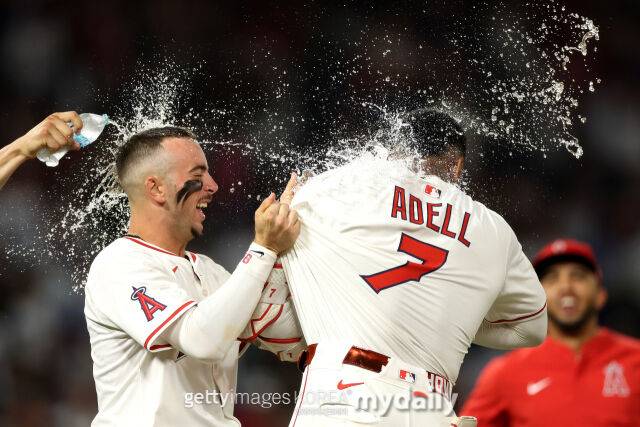 LA 에인절스 잭 네토(왼쪽)가 조 아델과 기뻐하고 있다./게티이미지코리아
