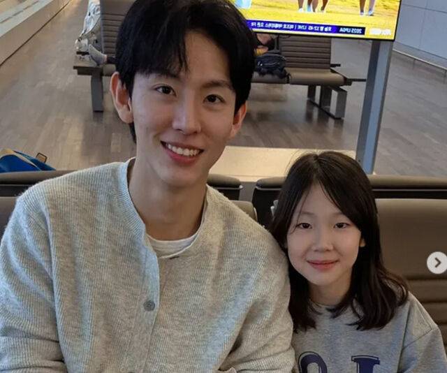 박지헌이 딸과 함께 카메라를 보고 있다. / 박지헌 소셜미디어