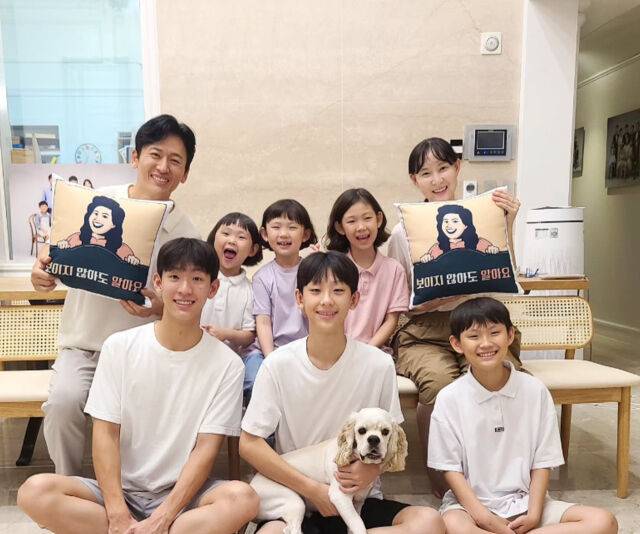 박지헌이 6남매와 행복한 미소를 짓고 있다. / 박지헌 소셜미디어