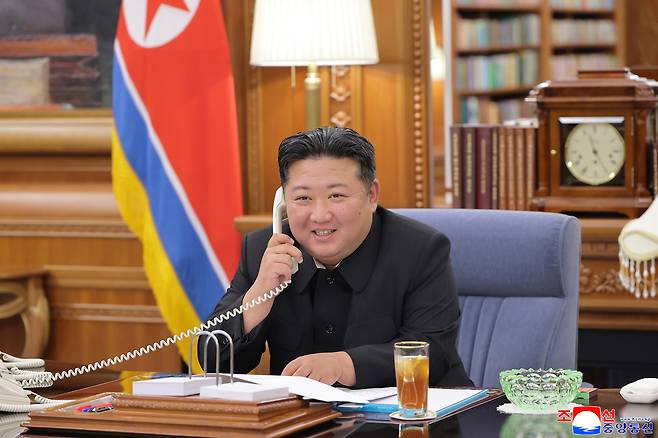 김정은 북한 국무위원장이 블라디미르 푸틴 러시아 대통령과 12일 전화통화했다고 조선중앙통신이 13일 보도했다. 북한 관영매체가 최고지도자의 외국 정상과 통화 내용을 공개한 것은 이번이 처음이다. [평양 조선중앙통신=연합]