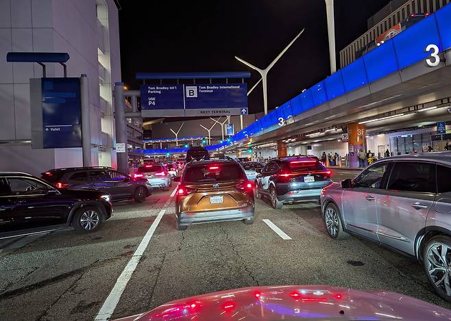 자동차 운행에서 가장 큰 변수는 많은 운전자들의 독단적인 판단과 운전행위이다. 로스앤젤레스 국제공항 (LAX) 에 끊임없이 모여드는 운전자들의 환경은 웨이모 무인로보택시 서비스 (robotaxi service) 자율주행 차량들이 출입금지된 구역이다. 사진 : @강형원 촬영