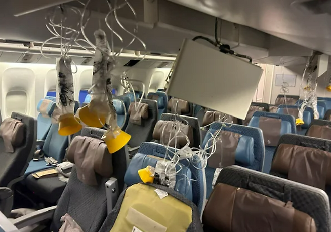 한 비행기 기내가 난기류로 인해 어지러져 있다.[X(구 트위터) 갈무리]