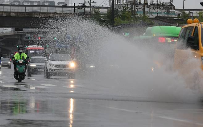 호우주의보가 내린 13일 서울 서대문구 남가좌동 도로에서 차량들이 이동하고 있다. [연합]