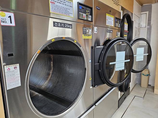 한 코인 세탁소에 설치된 건조기. 김광우 기자.