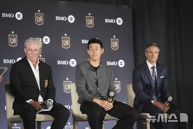 [로스앤젤레스=AP/뉴시스] 손흥민(가운데)이 6일(현지 시간) 미 캘리포니아주 로스앤젤레스(LA)의 BMO 스타디움에서 미국프로축구(MLS) LA FC 입단 기자회견을 하고 있다. 2025.08.07.
