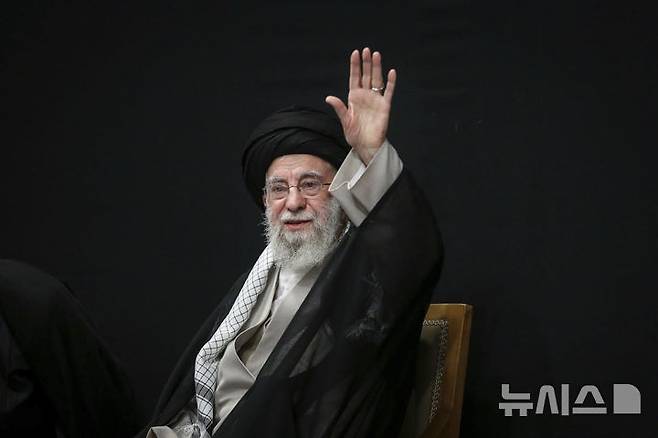 [테헤란=AP/뉴시스] 모하마드 레자 아레프 이란 수석부통령은 12일(현지 시간) 적절한 조건만 충족한다면 미국과의 직접 협상도 가능하다는 입장을 밝혔다. 지난달 29일(현지 시간) 이란 최고지도자실이 공개한 사진에 아야톨라 알리 하메네이 이란 최고지도자가 올해 6월 이스라엘의 공습으로 숨진 군 관계자, 핵 과학자 등 희생자들을 추모하는 행사에 참석해 지지자들에게 인사하고 있는 모습이 담겼다. 2025.08.13.