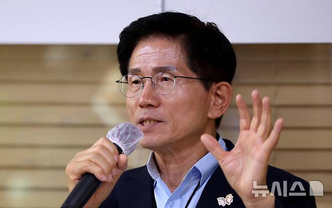 [포항=뉴시스] 이무열 기자 = 김문수 국민의힘 당대표 후보가 11일 경북 포항시 북구 국민의힘 당원협의회 사무실에서 열린 당원간담회에서 발언하고 있다. 2025.08.11. lmy@newsis.com