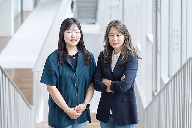[서울=뉴시스] 이화여대 화학·나노과학과 강효정 박사과정생(왼쪽)과 박소정 교수. (사진=이화여대 제공) 2025.08.13. photo@newsis.com *재판매 및 DB 금지
