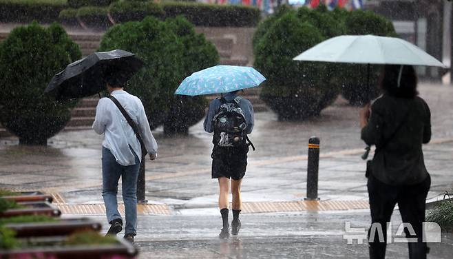 [서울=뉴시스] 김선웅 기자 = 서울에 호우주의보가 내려진 13일 서울 청계광장 인근에서 우산을 쓴 시민들이 길을 걷고 있다. 2025.08.13. mangusta@newsis.com