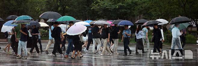 [서울=뉴시스] 김선웅 기자 = 서울에 호우주의보가 내려진 13일 서울 종로구 세종대로에서 우산을 쓴 시민들이 길을 걷고 있다. 2025.08.13. mangusta@newsis.com