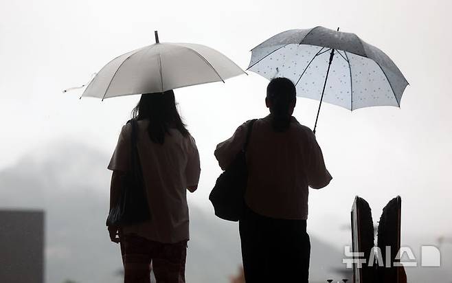 [서울=뉴시스] 김선웅 기자 = 서울에 호우주의보가 내려진 13일 서울 종로구 광화문광장에서 우산을 쓴 시민들이 길을 걷고 있다. 2025.08.13. mangusta@newsis.com
