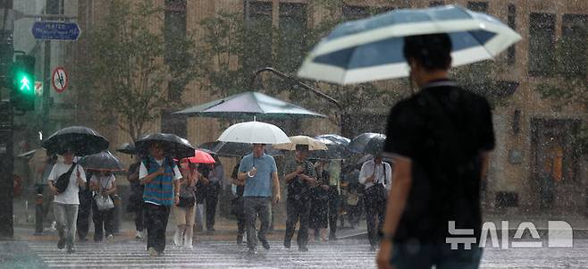[서울=뉴시스] 김선웅 기자 = 서울에 호우주의보가 내려진 13일 서울 종로구 세종대로에서 우산을 쓴 시민들이 길을 걷고 있다. 2025.08.13. mangusta@newsis.com