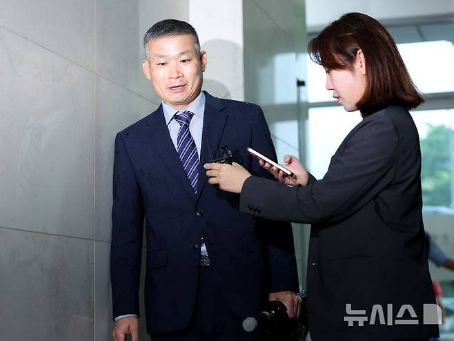 [서울=뉴시스] 김진아 기자 = 김동혁 전 국방부 검찰단장이 13일 서울 서초구 순직해병 특검 사무실에 피의자 신분으로 출석, 취재진 질문에 답하고 있다. 2025.08.13. bluesoda@newsis.com