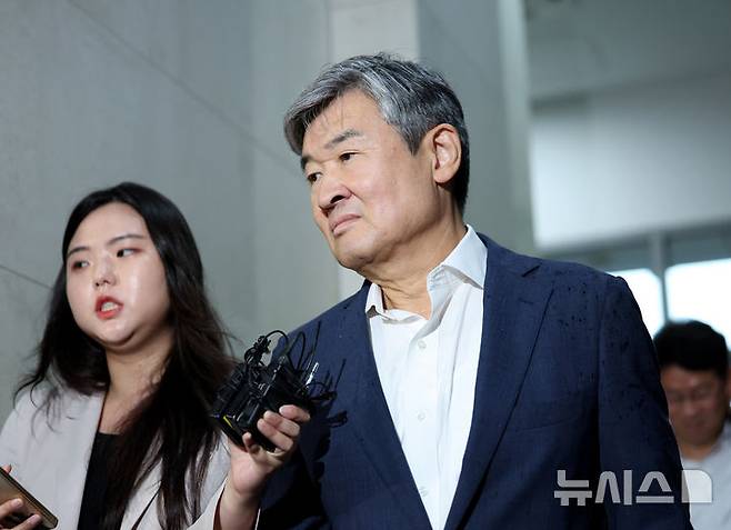 [서울=뉴시스] 김진아 기자 = 조태용 전 국가안보실장이 13일 서울 서초구 순직해병 특검 사무실에 피의자 신분으로 출석하고 있다. 2025.08.13. bluesoda@newsis.com
