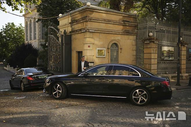 [이스탄불=AP/뉴시스] 지난달 25일(현지 시간) 이란 핵 프로그램 논의가 열린 튀르키예 이스탄불의 이란 영사관으로 영국과 프랑스, 독일 외교관들이 탄 자동차들이 들어가고 있다. 2025.08.13.