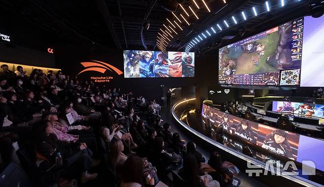 [서울=뉴시스] 김선웅 기자 = 2일 서울 종로구 그랑서울 롤파크 LCK 아레나에서 리그 오브 레전드 챔피언스 코리아가 주최한 2025 LCK 정규 시즌 개막전, 한화생명e스포츠와 젠지의 경기가 펼쳐지고 있다. 2025.04.02. mangusta@newsis.com