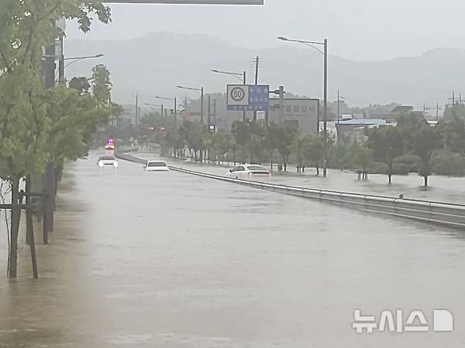 [양주=뉴시스] 양주시 만송동 도로 침수 현장. (사진=경기도북부소방재난본부 제공) 2025.08.13 photo@newsis.com