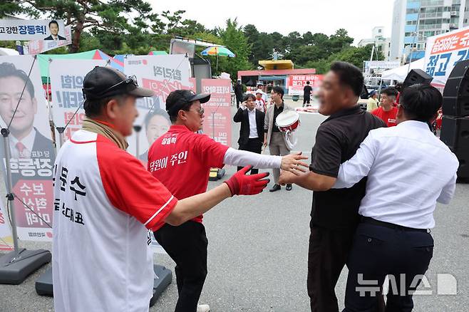 [대전=뉴시스] 김명년 기자 = 13일 오후 대전광역시 서구 배재대학교에서 열린 제6차 전당대회 충남권-호남권 합동연설회에서 각 당대표 후보 지지자들이 몸싸움을 하고 있다. 2025.08.13. kmn@newsis.com