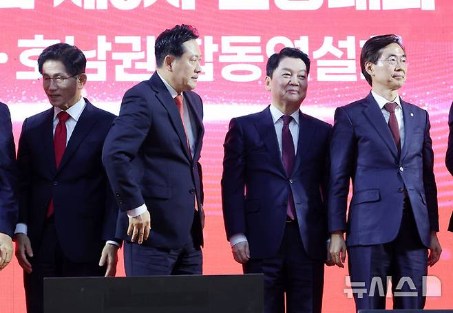 [대전=뉴시스] 김명년 기자 = 김문수(왼쪽부터), 장동혁, 안철수, 조경태 국민의힘 당대표 후보가 13일 오후 대전광역시 서구 배재대학교에서 열린 제6차 전당대회 충남권-호남권 합동연설회에서 기념촬영을 마치고 이동하고 있다. 2025.08.13. kmn@newsis.com