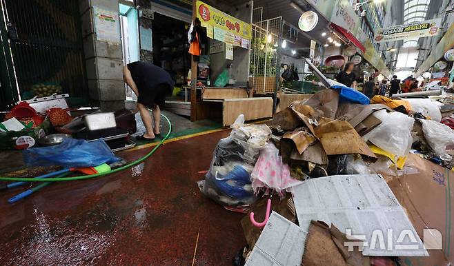 [인천=뉴시스] 전진환 기자 = 간밤에 내린 폭우로 인천 서구 석남동 인천강남시장 저지대가 침수된 가운데 13일 물이 빠진 후 상인들이 복구작업을 하고 있다. 2025.08.13. amin2@newsis.com