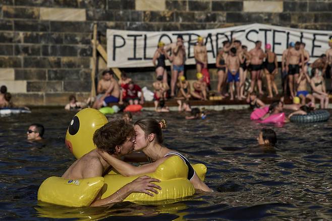 [베를린=AP/뉴시스] 12일(현지 시간) 독일 베를린에서 시민들이 슈프레강 수영 금지 해제를 촉구하며 강에서 수영하고 있다. 슈프레강은 수질 오염에 따른 보건 위험으로 100년 넘게 수영이 금지됐다. 시민 단체 등은 슈프레강이 수영할 만큼 수질이 개선됐다면서 수영 허용을 촉구하고 있다. 2025.06.18.