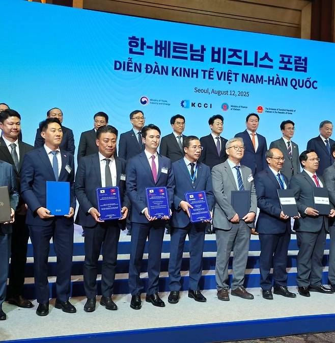 [서울=뉴시스] 두나무와 베트남 밀리터리뱅크가 지난 12일 서울 롯데호텔에서 열린 '한·베트남 비즈니스 포럼'에서 MOU를 체결했다. (사진=두나무) 2025.08.13 *재판매 및 DB 금지