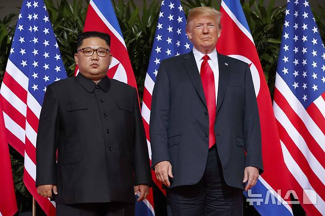 [센토사=AP/뉴시스] 도널드 트럼프 미국 대통령(오른쪽)이 2018년 6월12일 싱가포르 센토사 섬에서 북한 김정은 국무위원장을 만난 모습. 2025.8.13.