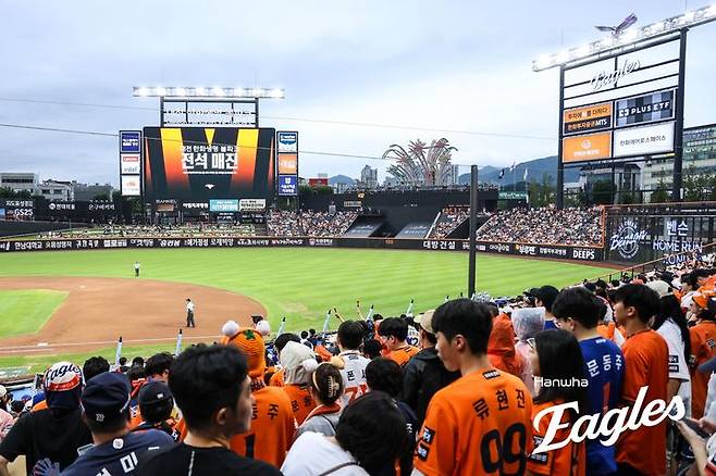 [서울=뉴시스] 프로야구 한화 이글스가 12일 대전 한화생명볼파크에서 열린 2025 신한 쏠뱅크 KBO리그 롯데 자이언츠와의 경기에 만원 관중을 동원했다. (사진=한화 이글스 제공) 2025.08.12. *재판매 및 DB 금지