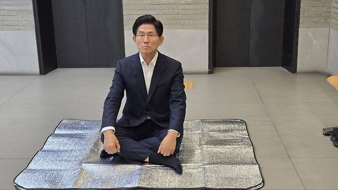 [서울=뉴시스] 조성봉 기자 = 김건희 특검이 국민의힘 당사에 대한 압수수색에 나선 13일 서울 여의도 국민의힘 중앙당사 로비에서 김문수 당대표 후보가 무기한 농성을 하고 있다.  (사진=김문수 캠프 제공) 2025.08.13. photo@newsis.com *재판매 및 DB 금지