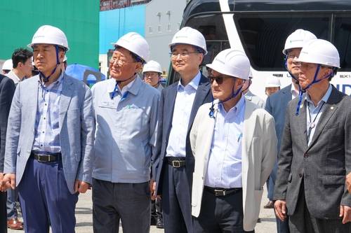 조선소 현지 시찰 나선 조현 외교장관(가운데) [외교부 제공]