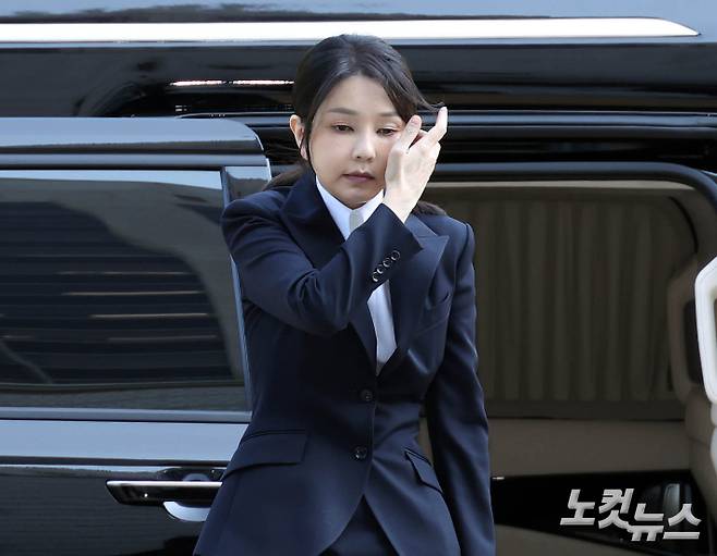 자본시장과 금융투자업에 관한 법률 위반, 정치자금법 위반, 특정범죄 가중처벌 등에 관한 법률 위반(알선수재) 등의 혐의를 받는 윤석열 전 대통령 부인 김건희 씨가 12일 오전 서울 서초구 서울중앙지법에서 열린 구속 전 피의자 심문(영장실질심사)에 출석하고 있다. 황진환 기자