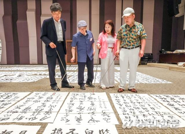 농업인서예대전은 농민의 영농 의욕 고취와 농촌문화 창달에 기여해왔다. 제34회 농업인서예대전 합평회에서 출품작을 심사 중인 김정식 농민신문사 사장(맨 왼쪽)과 심사위원들.