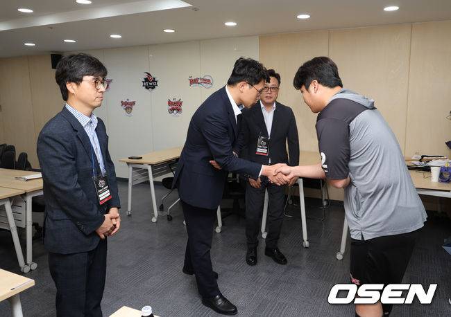 TJB 대전방송 김세범 대표이사와 노동현 보도국장 그리고 이지완 기획뉴미디어단 국장이 12일 수원 KT위즈파크를 찾아와 경기전 LG 트윈스 문보경에게 사과했다.&nbsp;/ LG 트윈스 제공