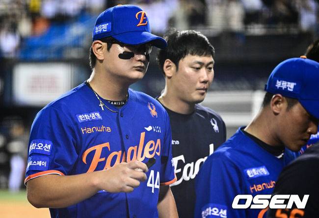 [OSEN=잠실, 조은정 기자] LG 천성호에게 끝내기안타를 허용한 한화 김서현이 아쉬워하고 있다. 2025.08.08 /cej@osen.co.kr