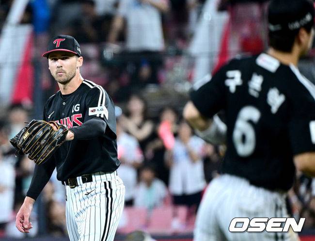 [OSEN=수원, 최규한 기자] 12일 경기도 수원 KT위즈파크에서 ‘2025 신한 SOL Bank KBO리그’ KT 위즈와 LG 트윈스의 경기가 열렸다.홈팀 KT는 오원석, 방문팀 LG는 앤더스 톨허스트를 선발로 내세웠다.7회말 1사 주자없는 상황 KT 허경민의 내야 땅볼 때 LG 선발 톨허스트가 3루수 구본혁의 좋은 수비에 인사를 전하고 있다. 2025.08.12 / dreamer@osen.co.kr