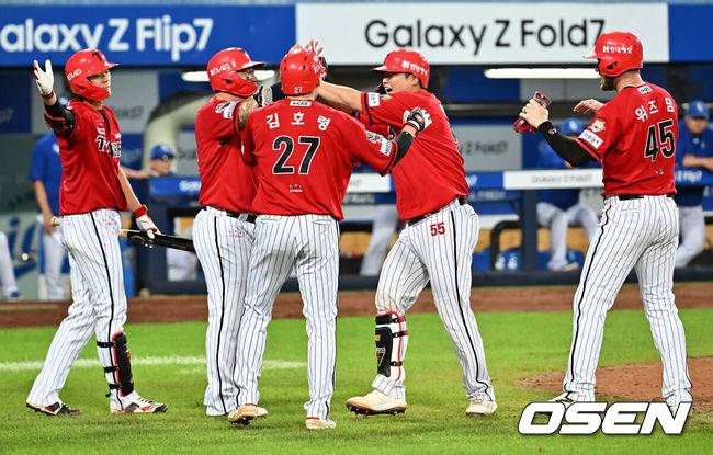[OSEN=대구, 이석우 기자] 13일 대구삼성라이온즈파크에서 2025 신한 SOL 뱅크 KBO 리그 삼성 라이온즈와 KIA 타이거즈의 경기가 열렸다. 홈팀 삼성은 후라도가, 방문팀 KIA는 올러가 선발 출전했다. KIA 타이거즈 한준수가 8회초 2사 만루 우월 만루 홈런을 치고 하이파이브를 하고 있다. 2025.08.13 / foto0307@osen.co.kr