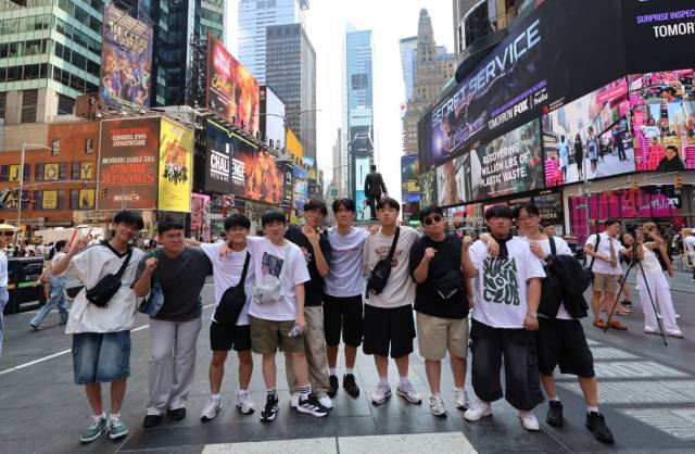 ▲전주고등학교 총동창회와 북미주동창회 등의 지원으로 진행되는 제2회 글로벌체험연수에 참가한 전주고 재학생 10명이 미국현지에서 다양한 체험활동을 하고 있다. 사진은 타임스퀘어를 방문한 재학생들.ⓒ전주고등학교