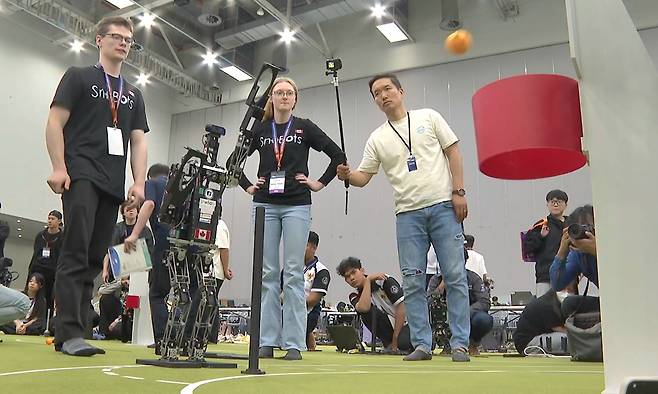 캐나다 메니토바대학의 스노보터스팀이 제작한 농구 로봇이 슛을 쏘고 있다.