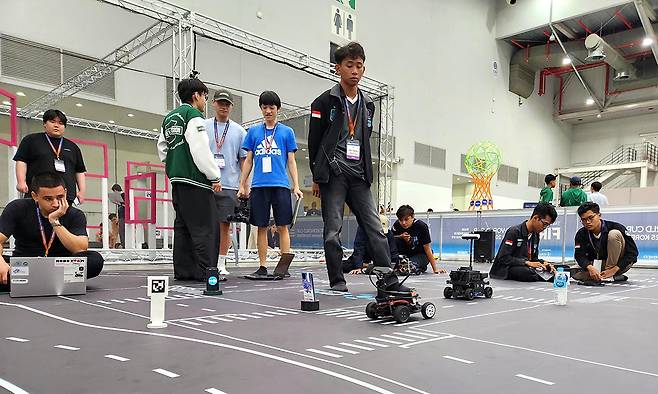 자율주행차 레이스 종목에 출전한 인도네시아 팀이 경기 전 차량을 시범 운행하고 있다.