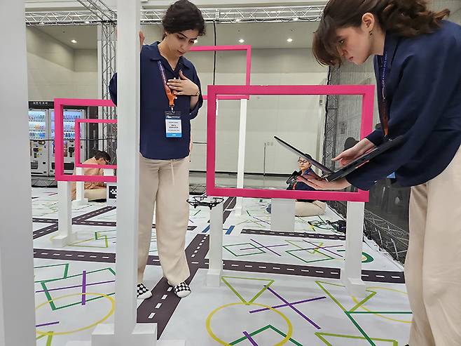 에어 드론 자율주행 레이스 종목에 출전한 이란 팀이 경기 전 드론을 시범 운행하고 있다.