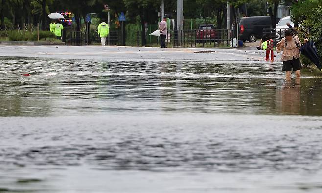 13일 집중호우로 경기도 고양시 능곡역 부근 도로가 침수돼 있다. 연합뉴스