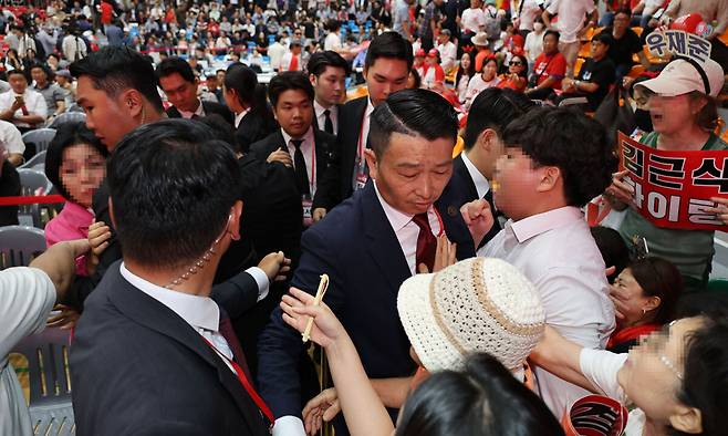 13일 오후 대전 서구 배재대학교에서 열린 국민의힘 충청·호남권 합동연설회에서 일부 지지자들이 마찰을 빚고 있다. 연합뉴스