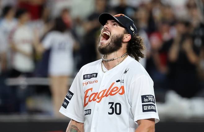 포효하는 폰세 - 프로야구 한화 이글스의 투수 코디 폰세가 12일 대전 한화생명 볼파크에서 열린 롯데 자이언츠와의 경기에서 6회초 롯데 한태양을 상대로 시즌 200번째 삼진을 기록한 직후 포효하고 있다.  대전 연합뉴스