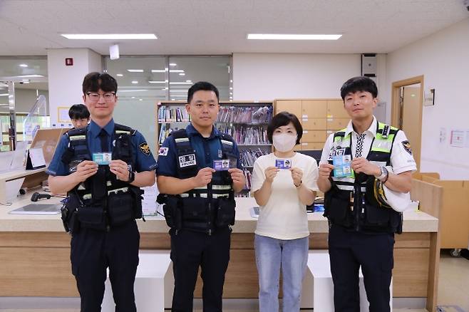 경남경찰청이 피싱 범죄와 교통사고 예방을 위해 ‘책갈피’를 활용한 홍보 활동에 나섰다고. 2025.8.13. 경남경찰청 제공