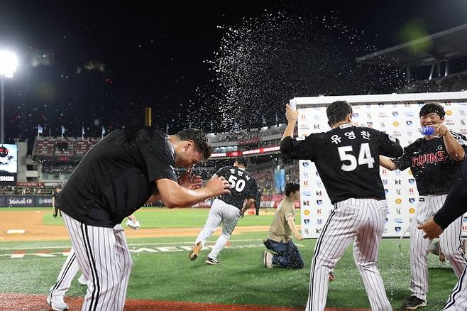 LG 트윈스 선수들이 12일 kt 위즈와 경기 직후 선발투수 앤더스 톨허스트(왼쪽)에게 물을 뿌리며 그의 KBO리그 데뷔 첫승을 축하하고 있다. LG 트윈스 제공