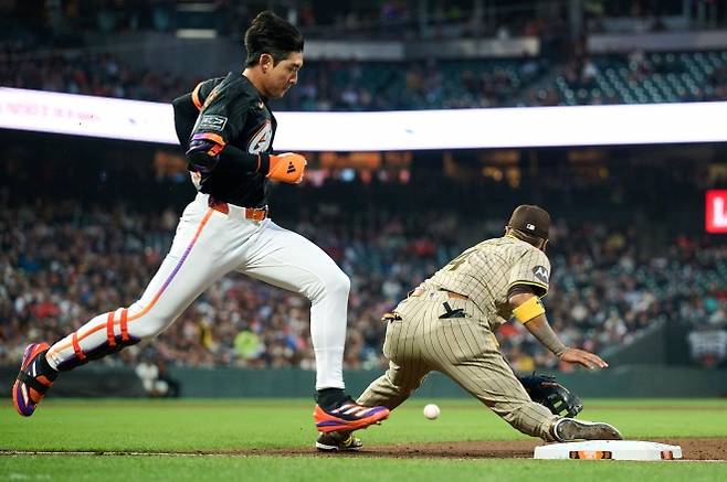 샌프란시스코 자이언츠 이정후가 13일(한국시간) 미국 캘리포니아주 샌프란시스코의 오라클 파크에서 열린 2025 미국메이저리그(MLB) 정규시즌 샌디에이고 파드리스와의 홈 경기에서 1루를 밟고 있다. 로이터 연합뉴스