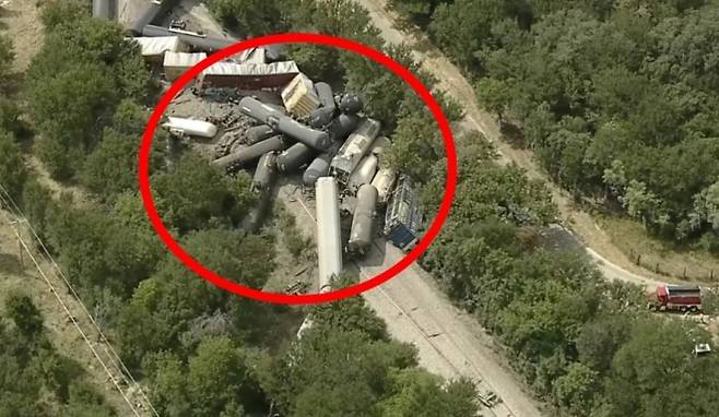 현지시간으로 12일 오후 미국 텍사스주 고든 인근에서 최소 35량으로 이뤄진 화물열차가 탈선했다. 열차 차량이 선로에 쌓여있는 모습. AP 연합뉴스