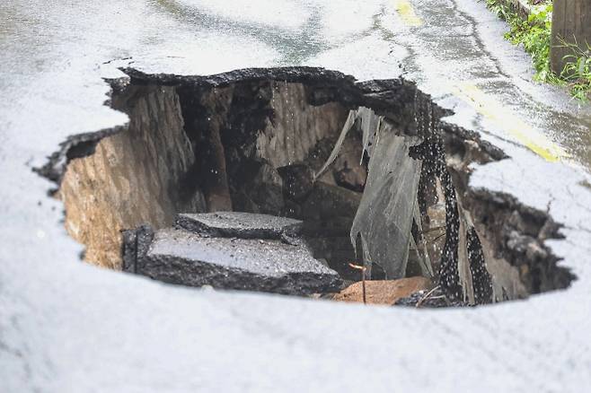 서울 곳곳에 호우주의보가 내린 13일 서울 강북구 도선사 진입로에 집중호우로 인한 땅 꺼짐 현상이 발생해 도로가 무너져 있다. 2025.8.13. 연합뉴스