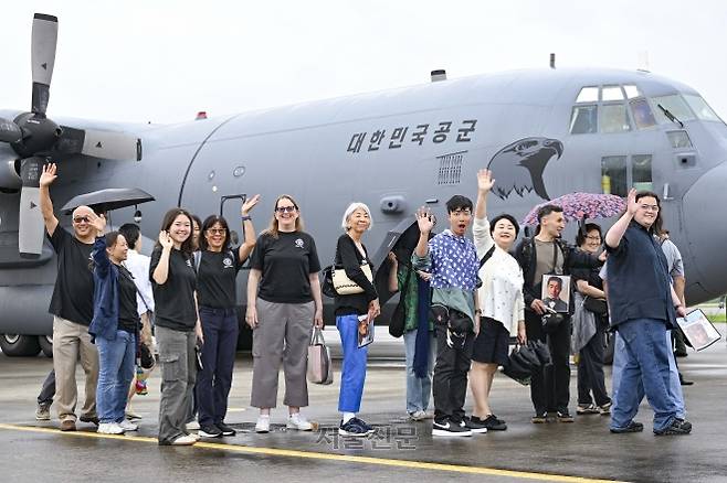 광복 80주년을 맞아 초청된 대한민국 임시정부 비행학교 관계자들의 후손들이 13일 공군 충주기지에서 C-130 수송기 탑승을 앞두고 기념 촬영하고 있다. 2025.8.13 공군 제공