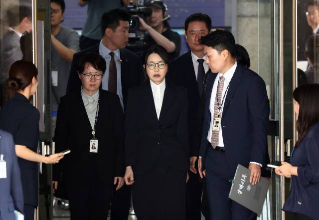 윤석열 전 대통령 부인 김건희 여사가 12일 오후 서울 서초구 서울중앙지법에서 열린 구속 전 피의자 심문(영장 실질 심사)를 마치고 나오고 있다. 연합뉴스